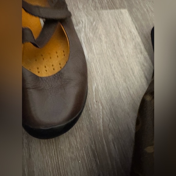 Tsubo Women’s Loafers Sandals Leather Shoes are a Size 8 .5. - Picture 6 of 8